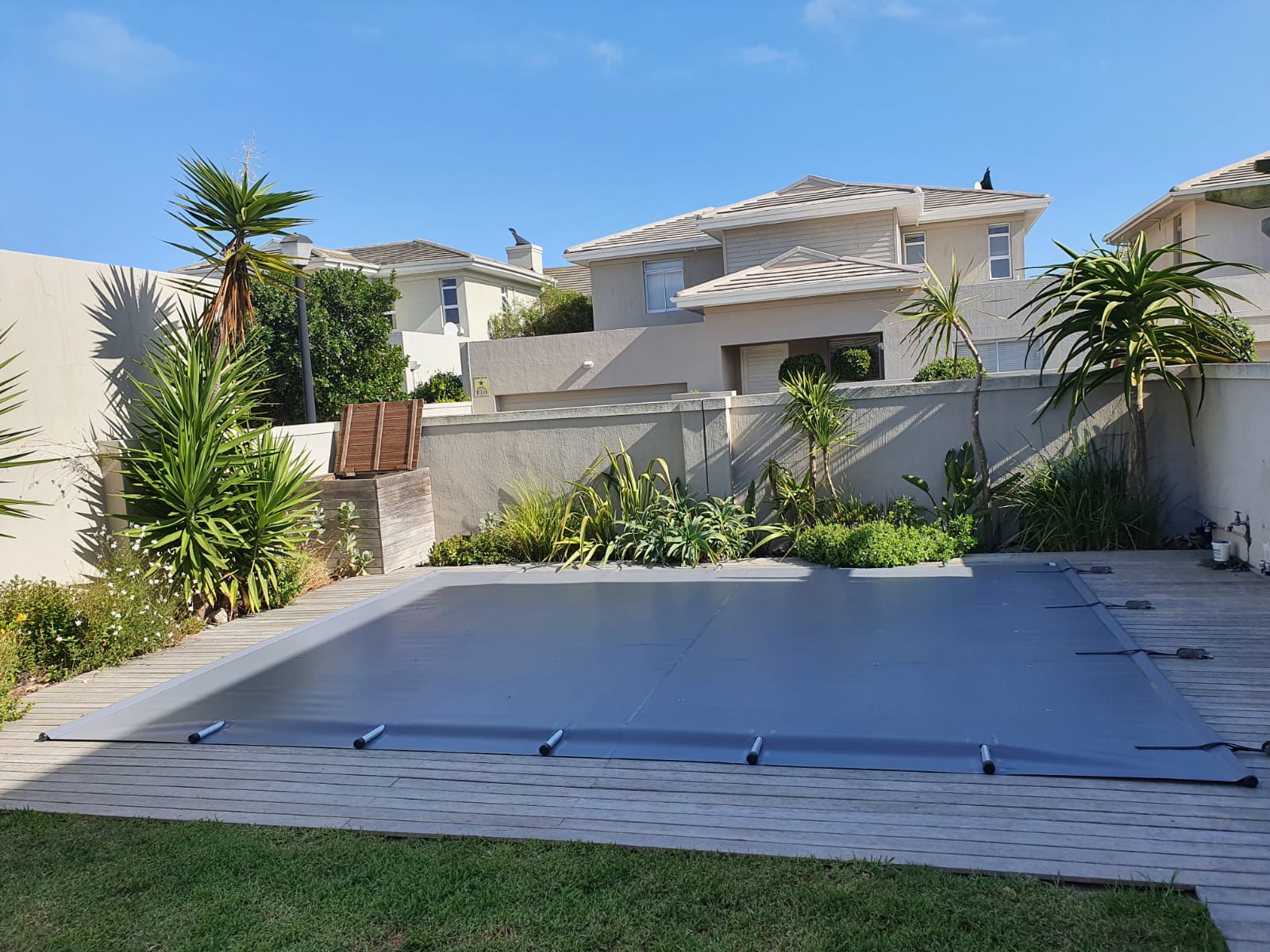 The Advantages and Disadvantages of Different Materials for Pool Covers 